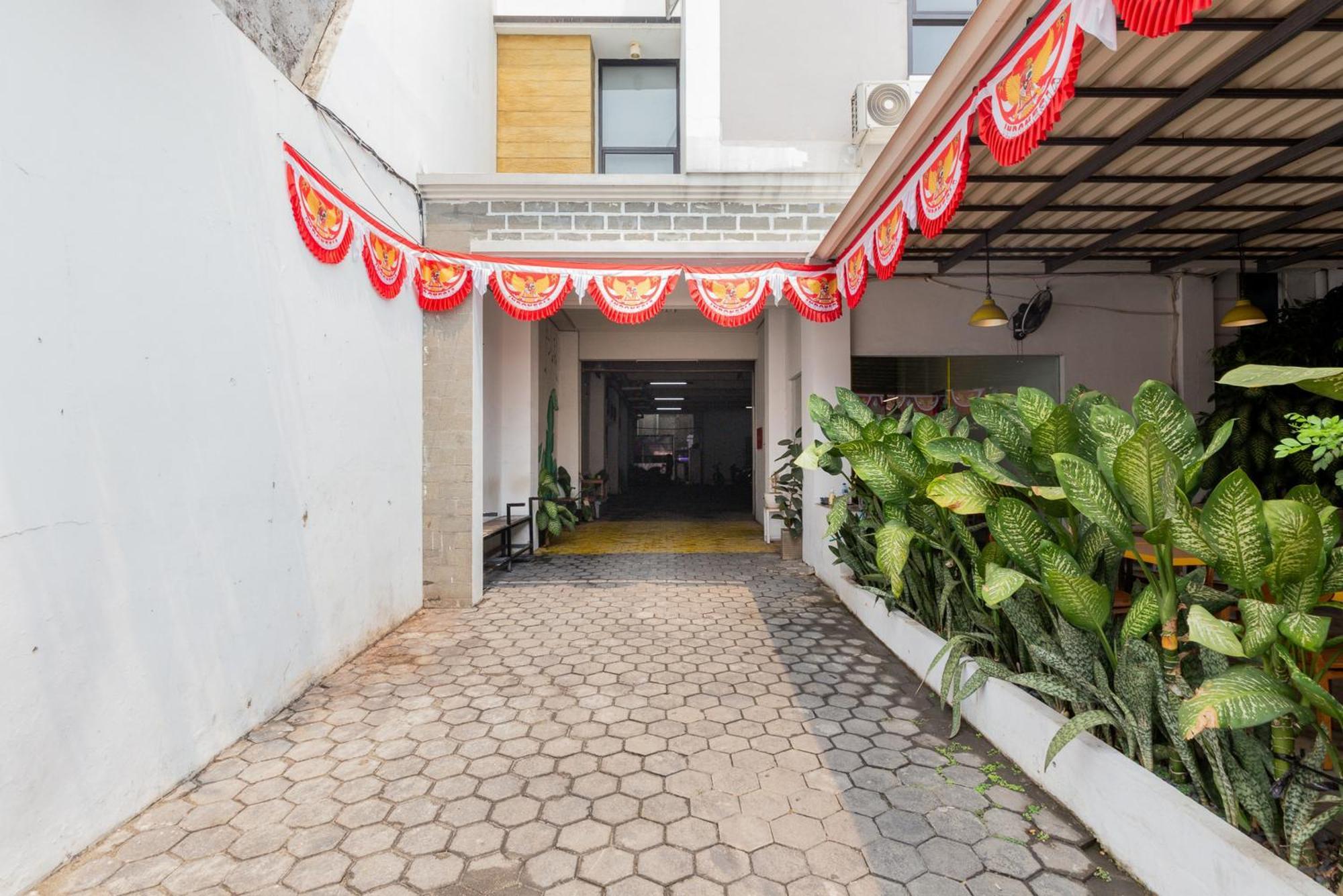 Reddoorz Plus Syariah Near Mall Pondok Indah Yakarta Exterior foto