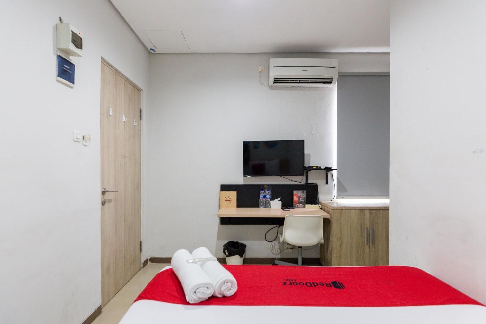 Reddoorz Plus Syariah Near Mall Pondok Indah Yakarta Exterior foto