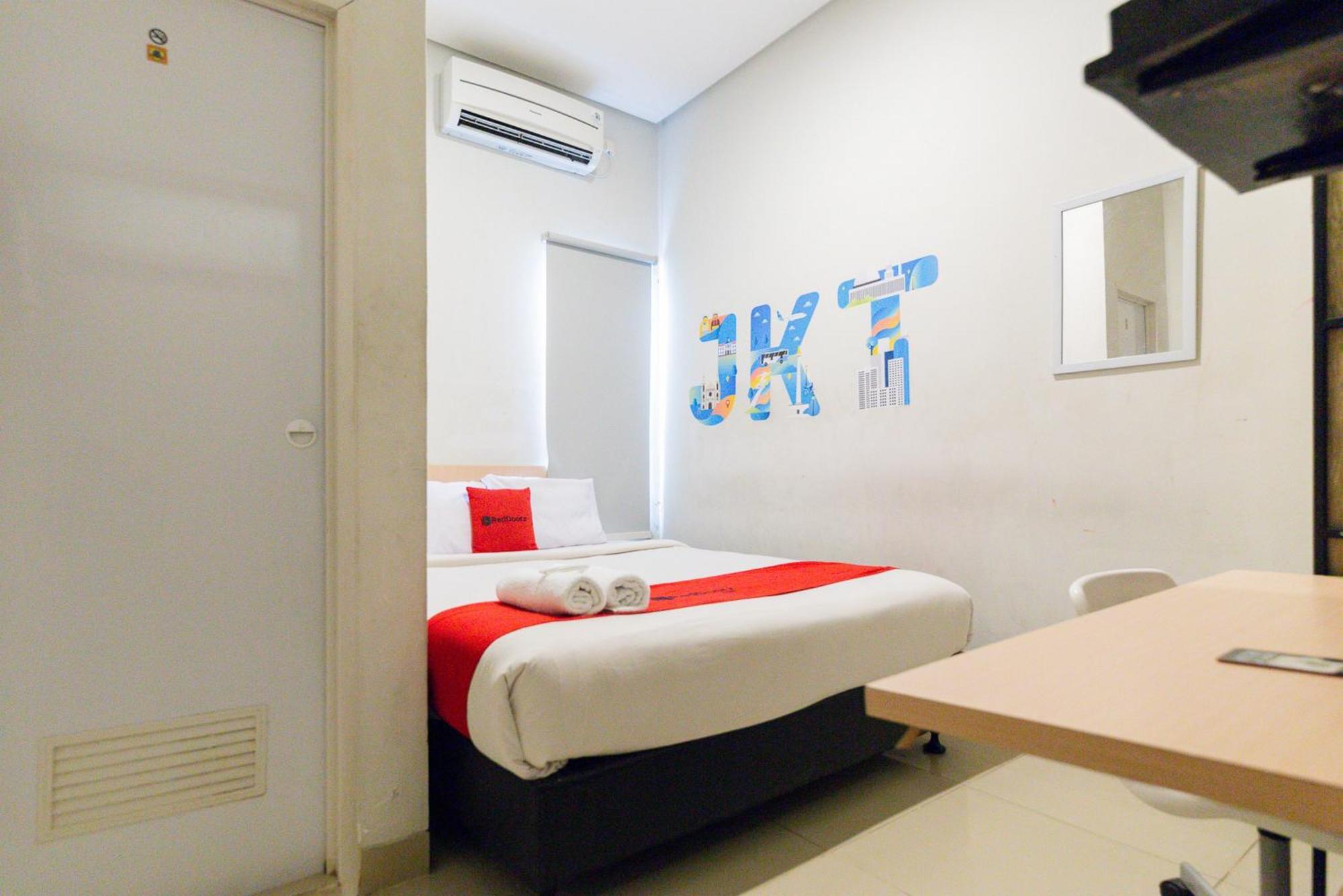 Reddoorz Plus Syariah Near Mall Pondok Indah Yakarta Exterior foto